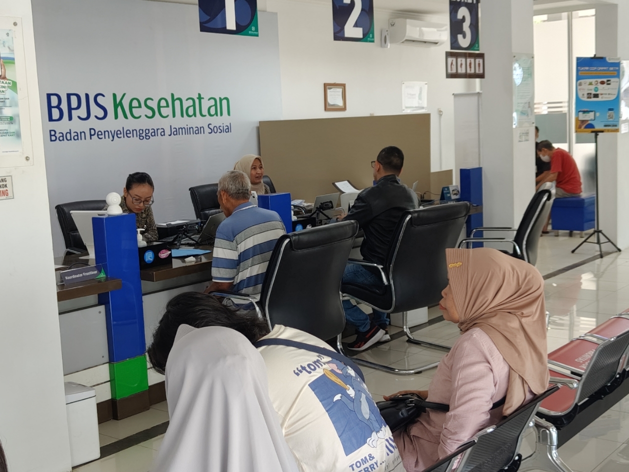LAYANAN: Masyarakat saat menggunakan layanan di Kantor BPJS Cabang Pekalongan.