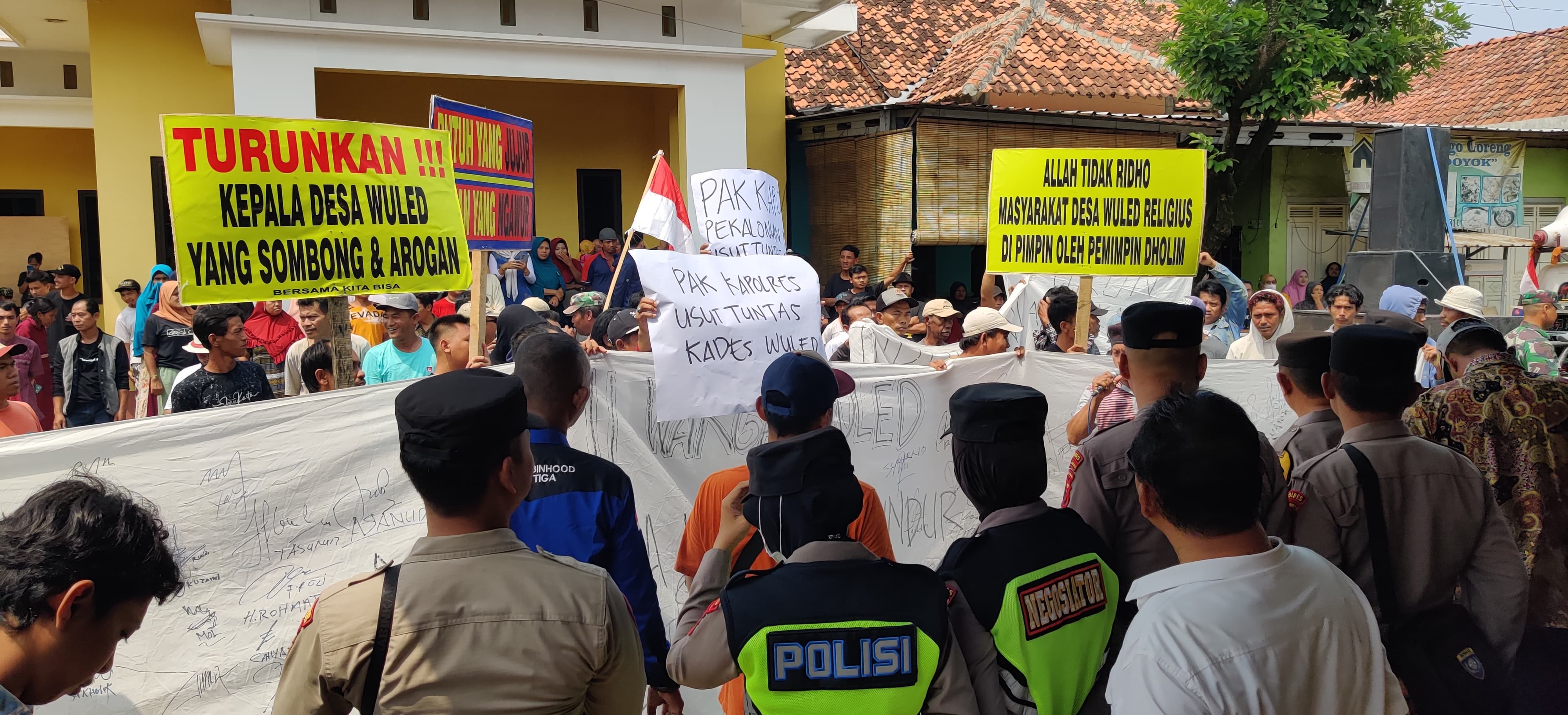 DEMO KADES: Ratusan warga Desa Wuled Trito Kab Pekalongan yang di Kantor Desa setempat, Rabu (25/9/2024).