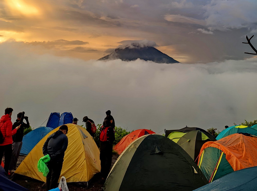 KEINDAHAN GUNUNG: Bagi yang suka naik gunung keindahan alam seperti ini, bisa menjadi candu