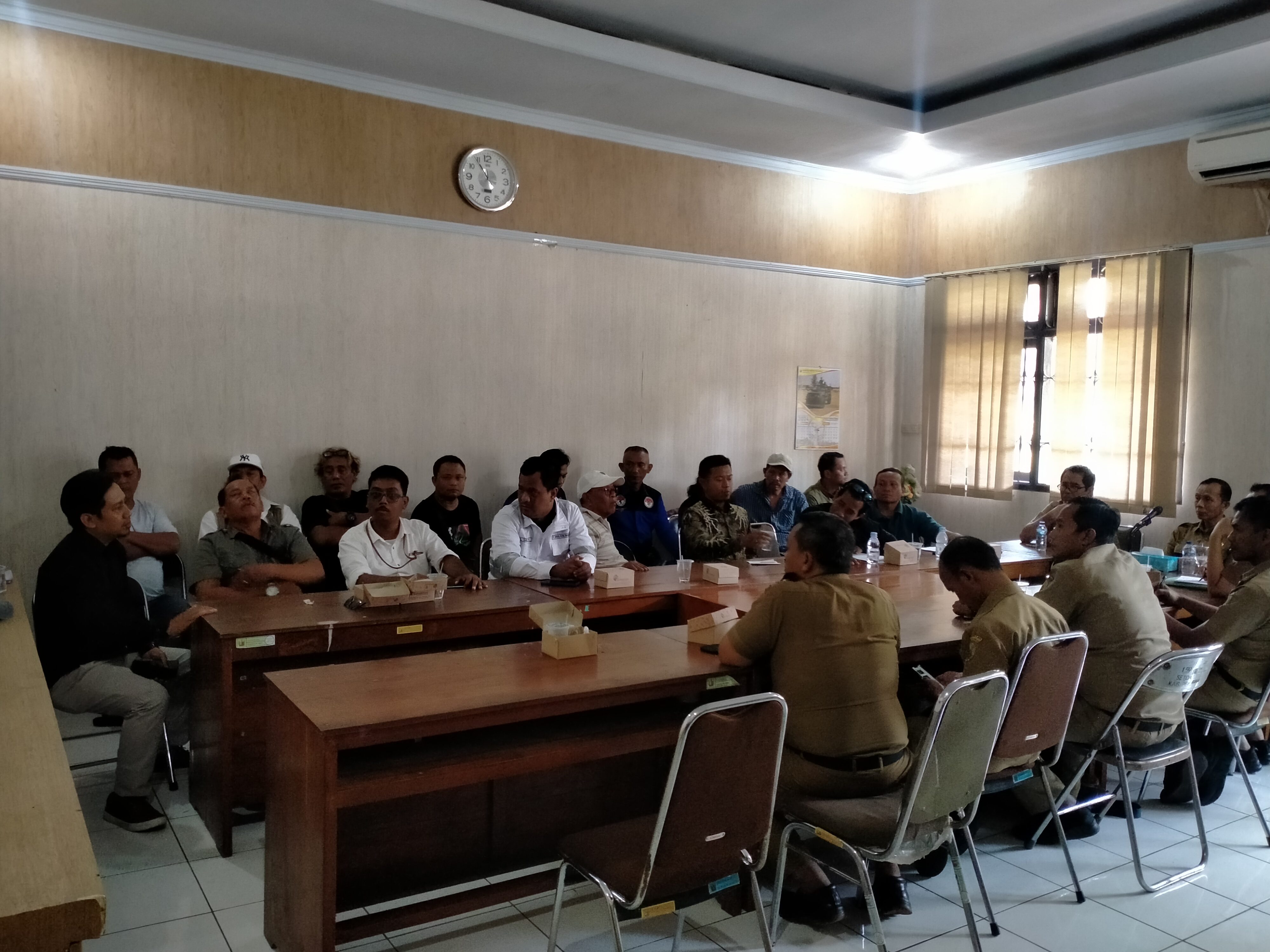 AUDIENSI: Warga Desa Wuled saat diterima audiensi di ruang rapat Asisten I Setda Kabupaten Pekalongan, Senin (30/9/2024).