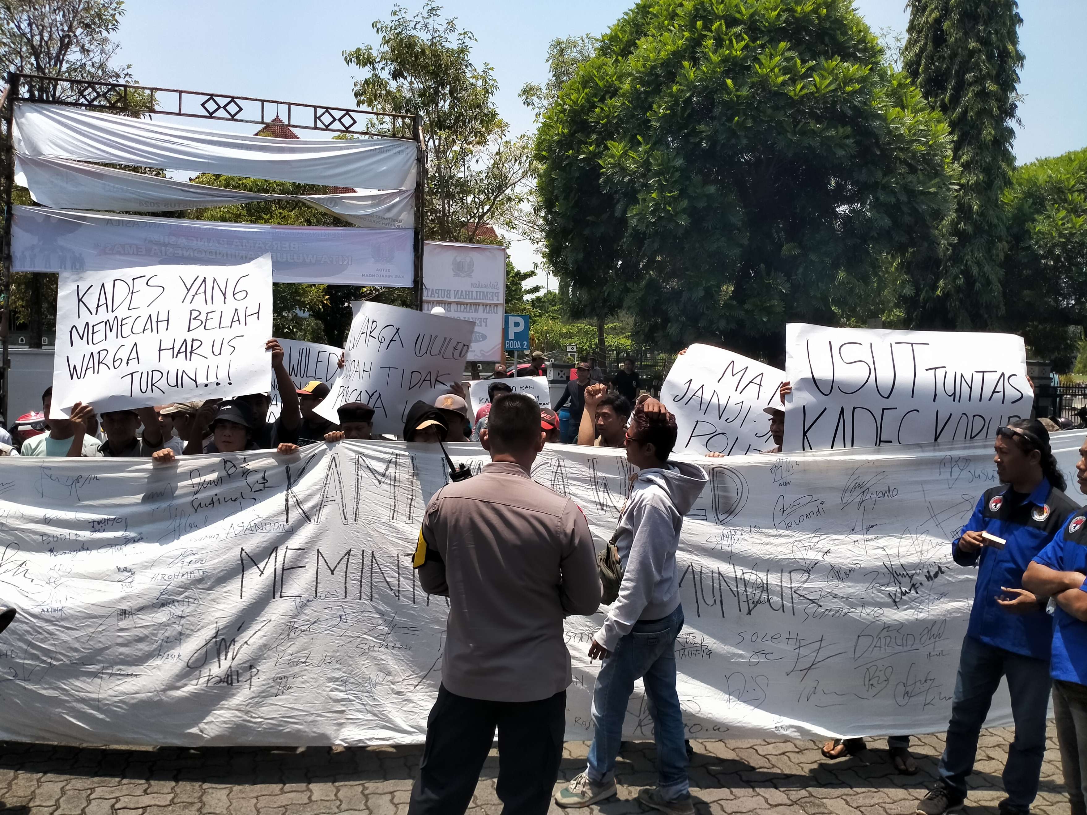 DEMO: Warga Desa Wuled saat menggelar demonstrasi di halaman parkir kantor Bupati Pekalongan dan Setda Kabupaten Pekalongan, Senin (30/9/2024).