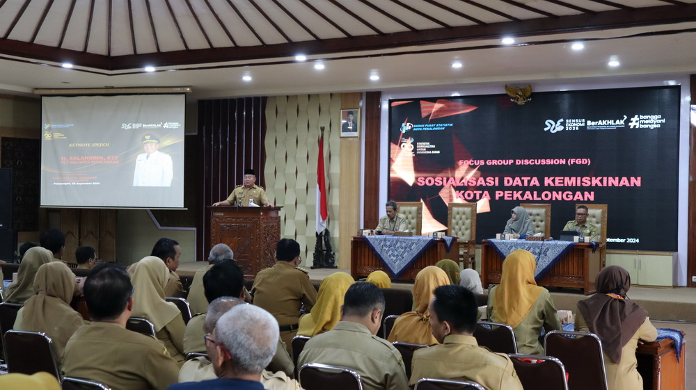 DISKUSI : Plt Walikota Pekalongan Salahudin saat berikan paparan dari FGD sosialisasi data kemiskinan Kota Pekalongan, Senin (30/9/2024).