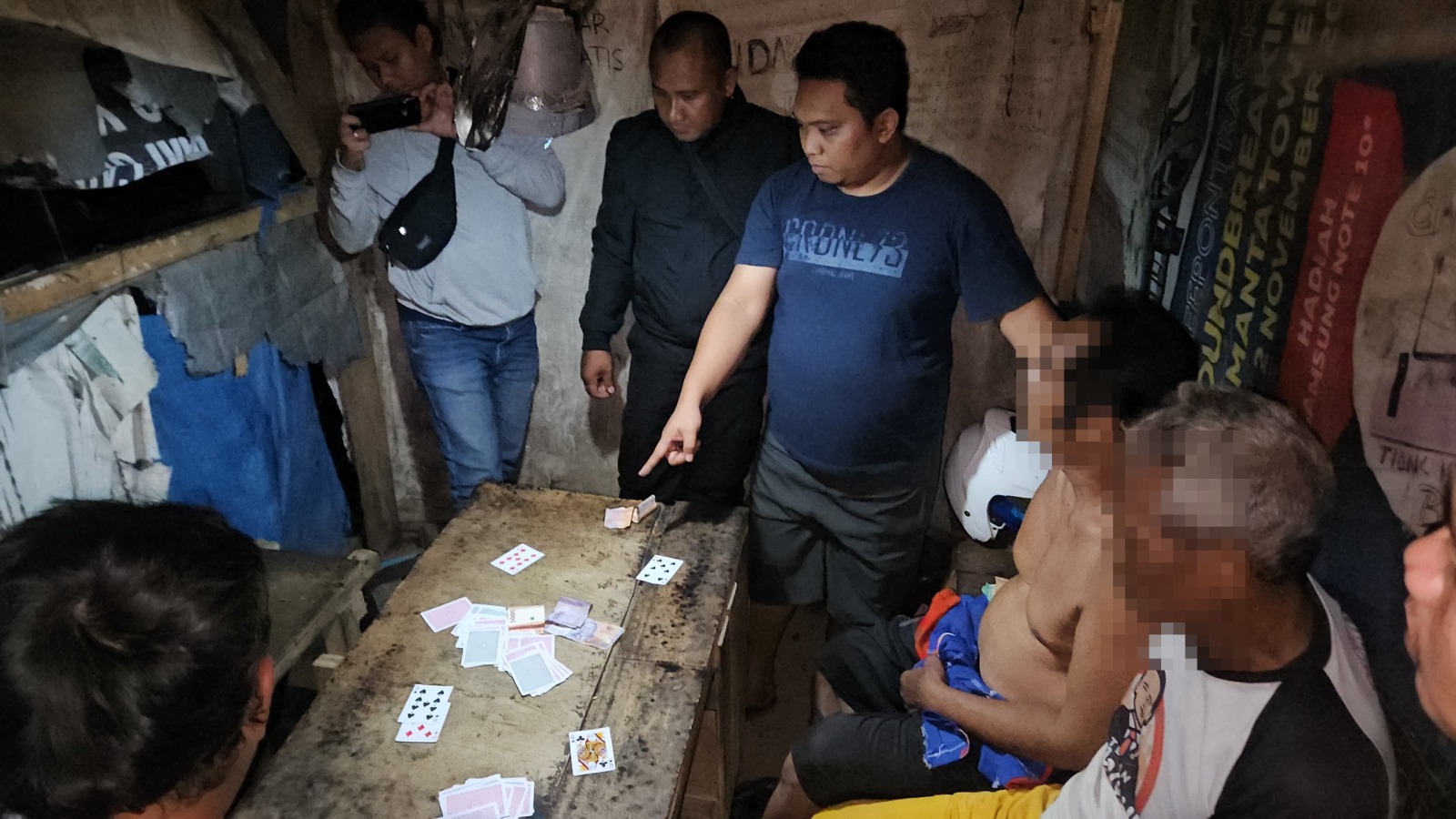 TERTANGKAP BASAH: Unit Reskrim Polsek Kedungwuni saat menggerebek dan menangkap basah penjudi di sebuah gubuk Desa Ambokembang, Minggu (29/9/2024) malam.
