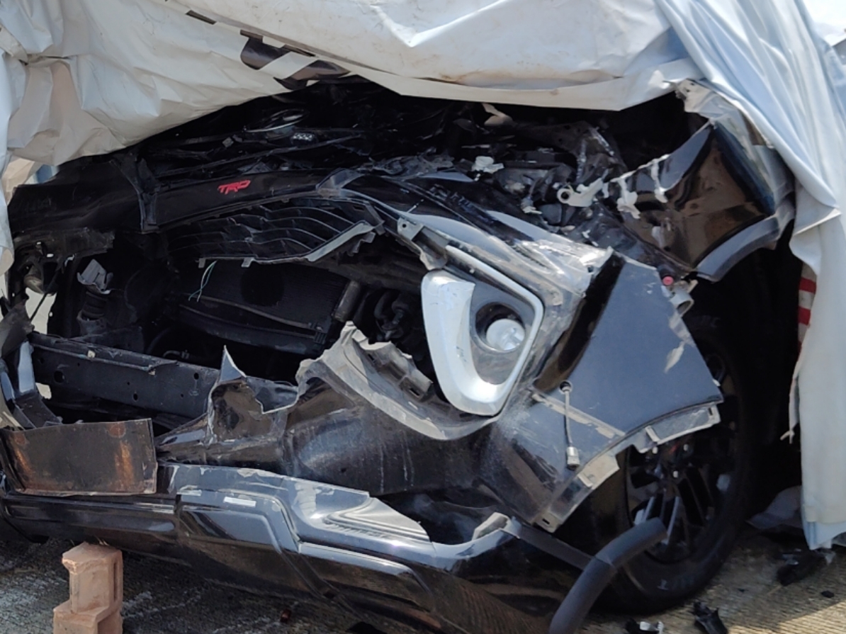 LAKA MAUT: Mobil Fortuner yang ditumpangi Kapolres Boyolali ringsek parah usai kecelakaan di Tol Batang-Semarang.