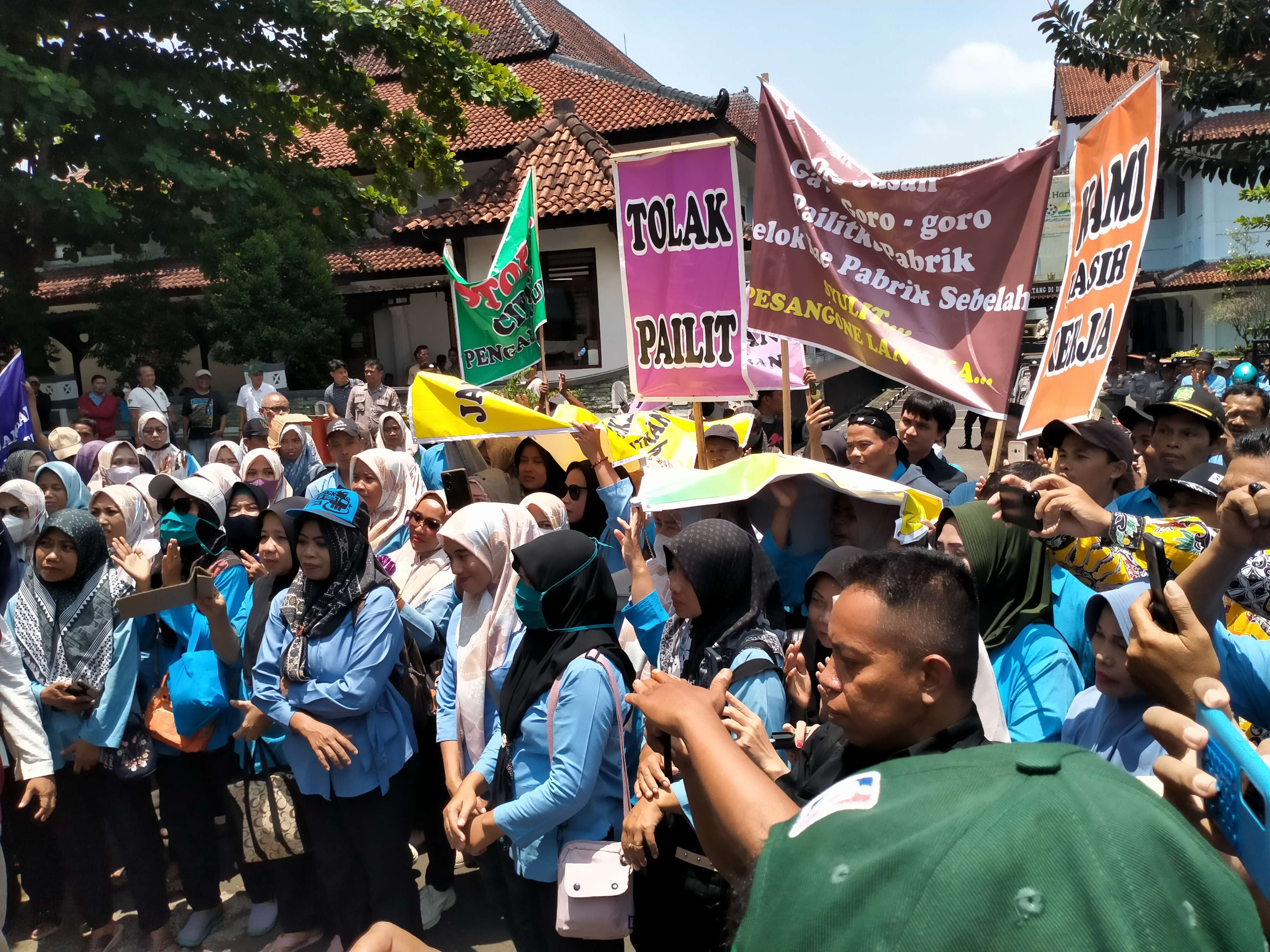 DEMO BURUH: Buruh PT Panamtex berdemonstrasi di depan kantor DPRD Kabupaten Pekalongan, Rabu (2/10/2024).