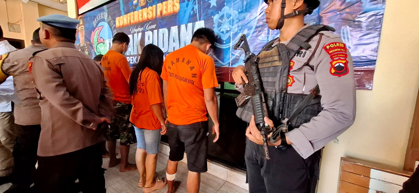 DIAMANKAN: Sepasang suami istri pelaku&nbsp;pencurian motor, saat dimintai keterangan di Mapolres Pekalongan Kota, Rabu (2/10/2024).