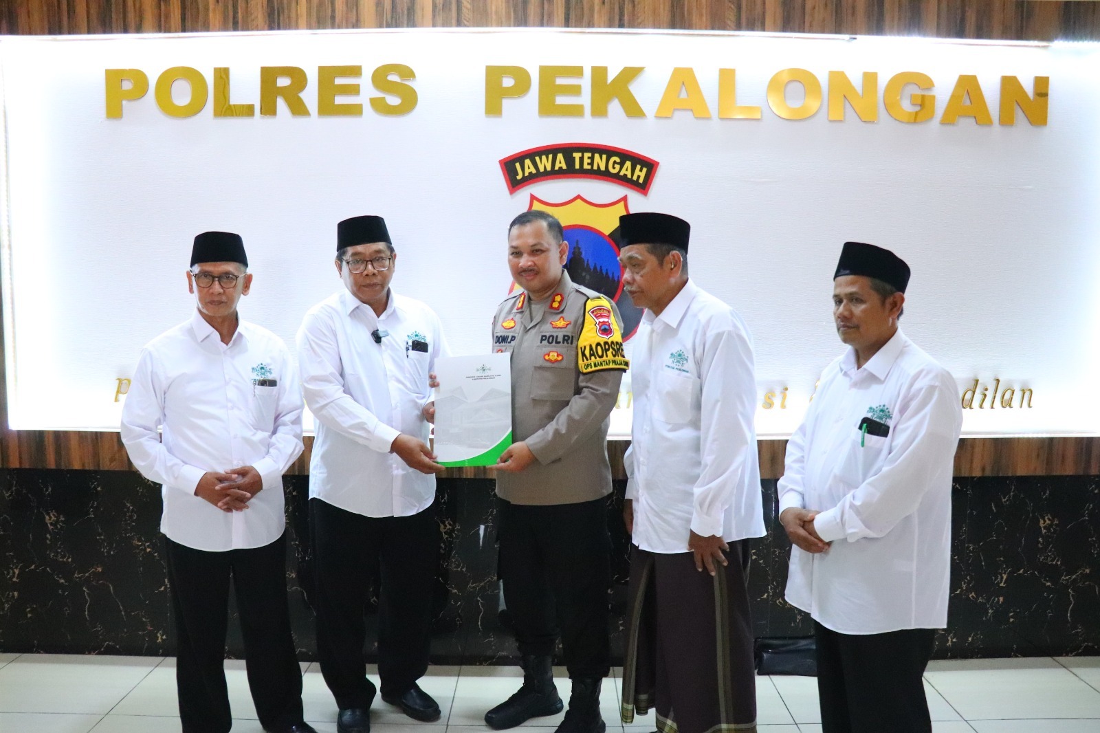 SILATURAHMI: Pimipinam dan pengurus PCNU Kabupaten Pekalongan saat silaturahmi ke Polres Pekalongan dan menyampaikan pernyataan sikap mereka terkait pilkada, Selasa (1/10/2024).
