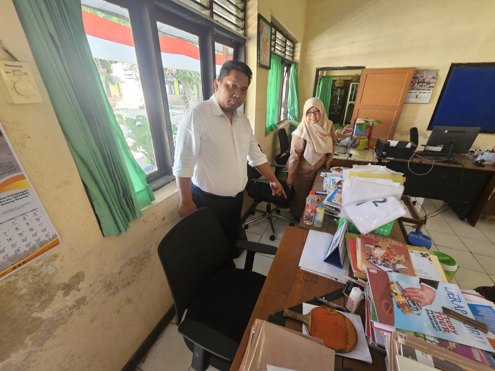 PENCURIAN: Unit Reskrim Polsek Kedungwuni saat menunjukkan salah satu titik tempat kejadian perkara (TKP) pencurian di SDN 1 Langkap, Jumat (4/10/2024).