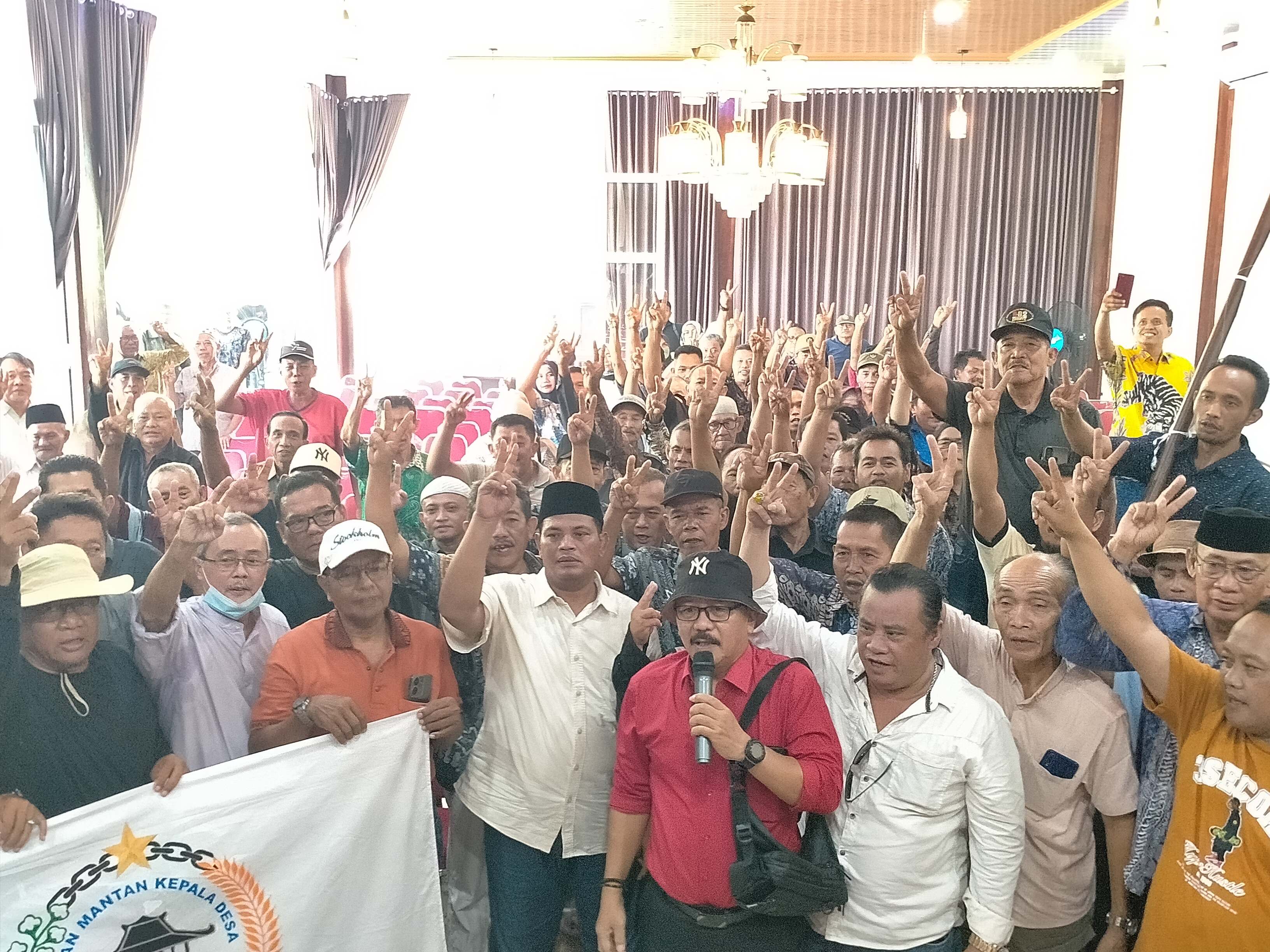 DEKLARASI: Ratusan anggota Ikatan Mantan Kepala Desa (IMKD) Kabupaten Pekalongan deklarasi dukung Riswadi-Amin, Minggu (6/10/2024).