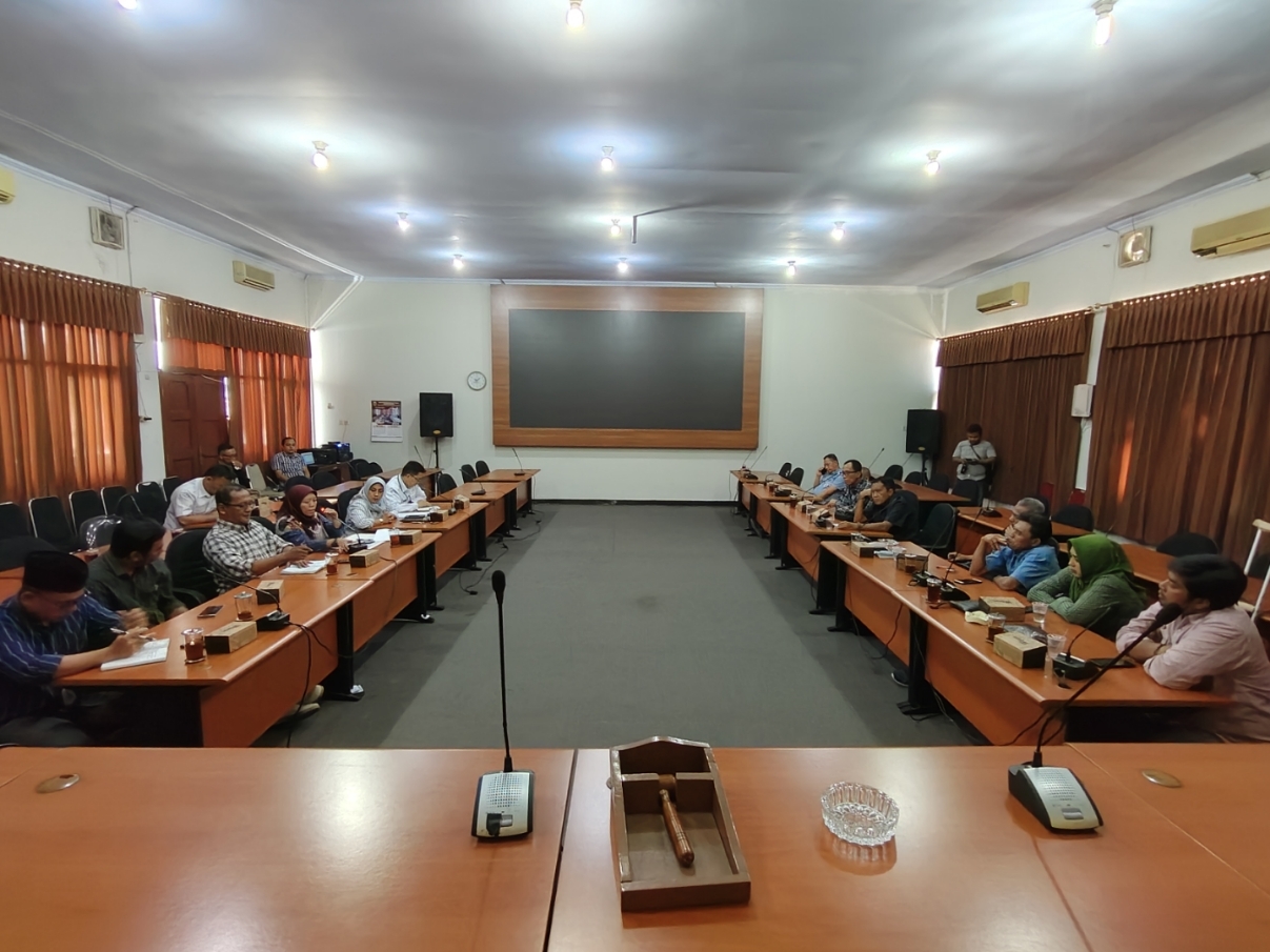 PANGGIL KPU: Komis A DPRD saat memangil KPU Batang terkait kesalahan alat peraga kampanye.