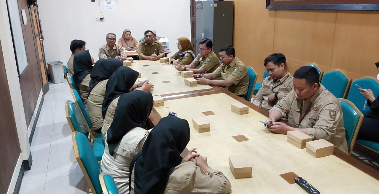 DISKUSI: Tim Dikominfo Kudus saat diskusi dengan tim Dikominfo Kota Pekalongan di kantor Dikominfo Kudus Kota Pekalongan, Senin (7/10/2024).