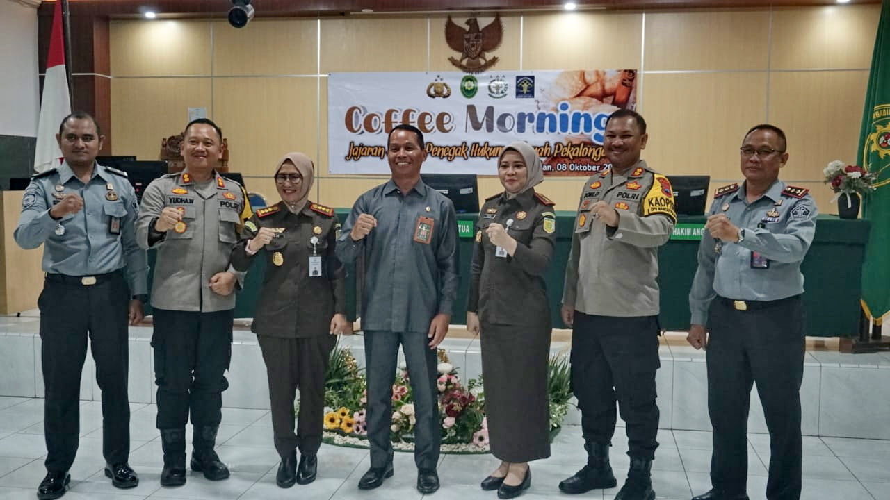 BERFOTO BERSAMA: Kepala PN Pekalongan saat berfoto bersama dengan Pimpinan APH di Pekalongan, Selasa (8/10/2024).