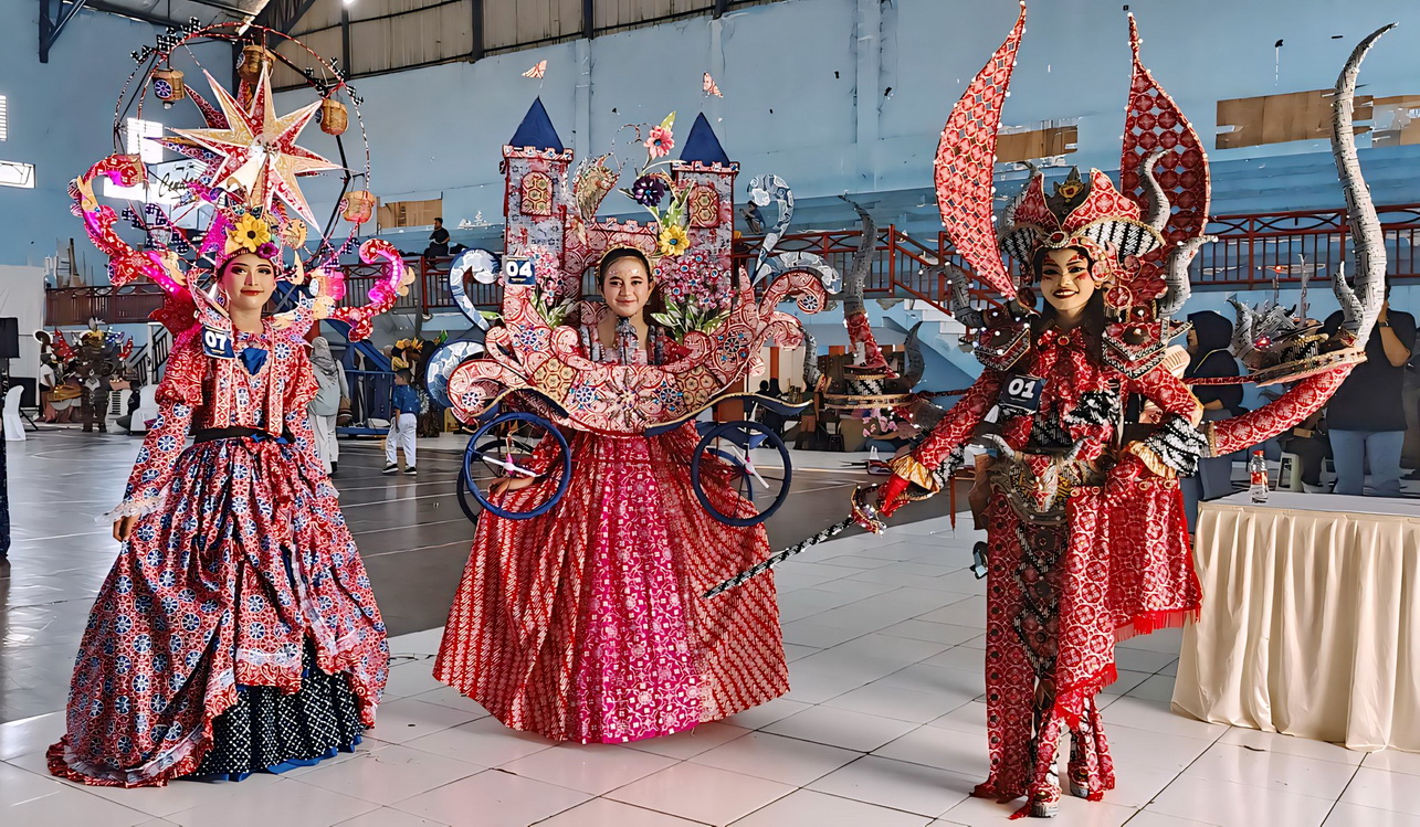 BERPOSE: Peserta Pekalongan Batik Night Carnival dari SMPN 2 Kota Pekalongan saat mengikuti sesi penilaian kostum di GOR Jetayu, Kamis (10/10/2024).