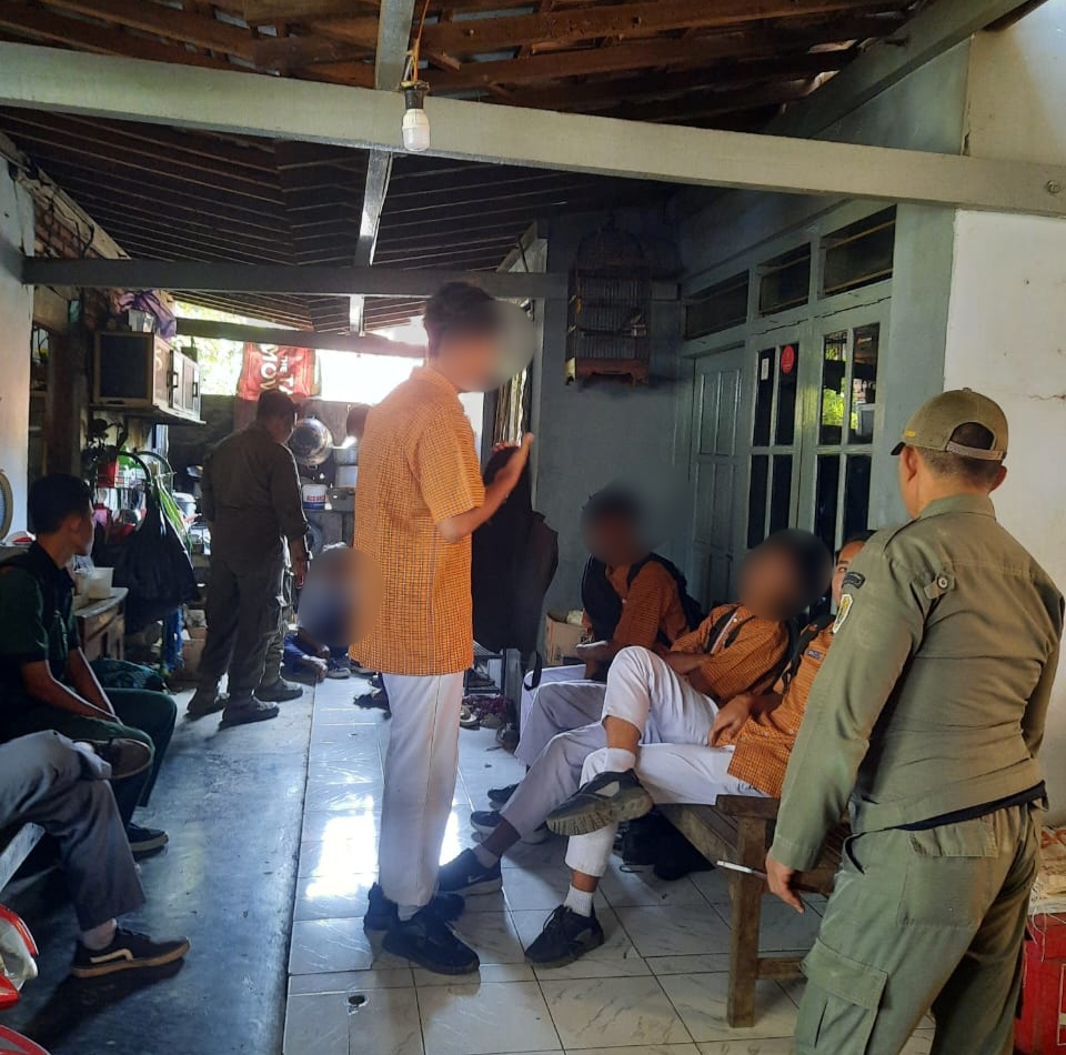 TERCIDUK: Petugas Satpol PP Kabupaten Pekalongan saat mendapati segerombolan pelajar bolos sekolah di sebuah warung di Desa Bojongminggir, Kecamatan Bojong, Kamis (10/10/2024).