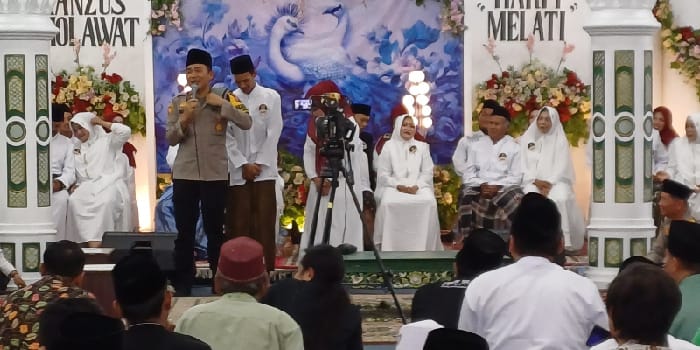 NIKAH MASAL : Sebanyak 20 pasangan pengantin dari berbagai daerah mendengarkan mauidhah hasanah dari KH Kompol Pujiono SH MM.