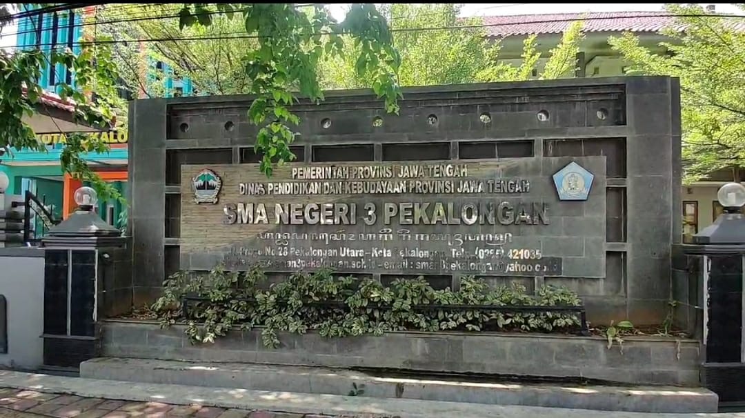 SEKOLAH: Penampakan gedung sekolah SMAN 3 Kota Pekalongan, yang gurunya sedang bermasalah.