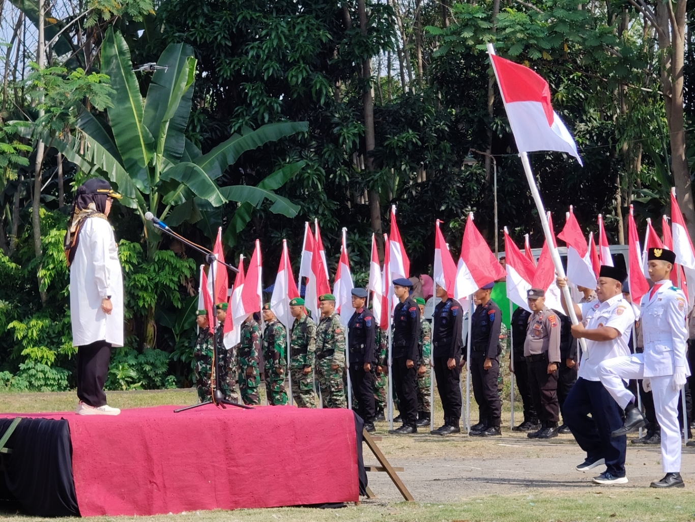 KIRAB: Suasana kirab merah putih yang berlangsung di Desa Masin, Kecamatan Warungasem.