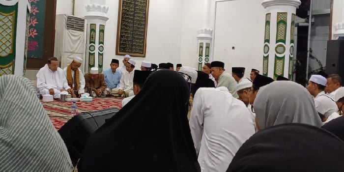 MAJELISAN : Maulana Habib Muhammad Luthfi bin Ali bin Yahya bersama para habaib, kiai, dan santri seusai pembacaan Manaqib Syeikh Abdul Qadir Jaelani di Gedung Kanzus Sholawat Kota Pekalongan.