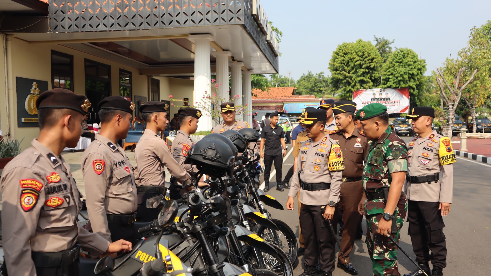 MENGECEK KENDARAAN : Usai memimpin apel gelar pasukan, Kapolres Pemalang, AKBP Eko Sunaryo mengecek kendaraan milik anggota sebelum operasi digelar, di halaman Mapolres Pemalang, Senin (14/10/2024).