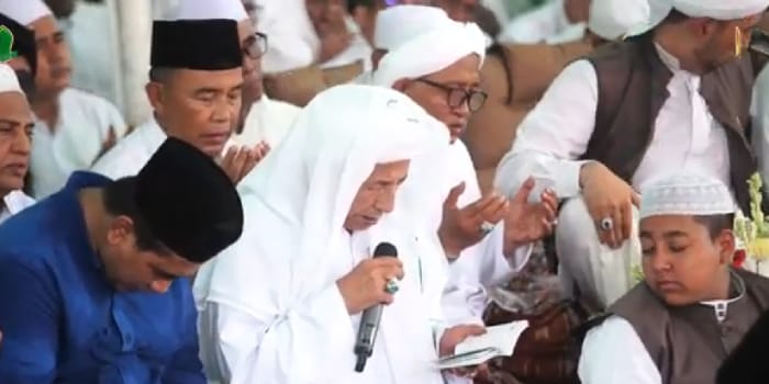 MAULUD NABI : Ulama kharismatik Maulana Habib Muhammad Luthfi bin Ali bin Yahya memimpin pembacaan Maulud Nabi Muhammad SAW.