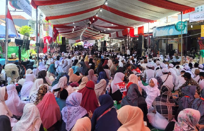 KHIDMAT : Ratusan ribu kaum muslimin dari berbagai daerah di Indonesia menghadiri Maulid Akbar tahun 2024 di Kanzus Sholawat Kota Pekalongan Jalan Dr Wahidin Kota Pekalongan.