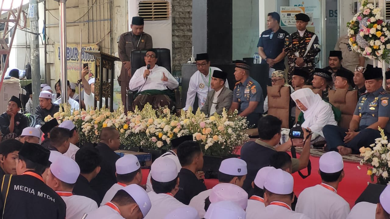 TAUSIYAH : KH Habib Umar Al-Muthohar saat memberikan tausiyah sebelum pembacaan Maulud Nabi Muhammad SAW.