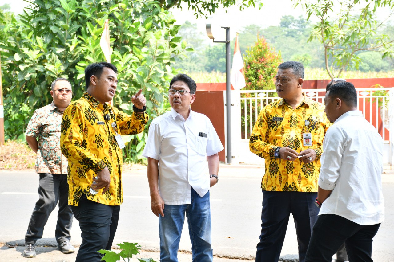 WACANA RELOKASI: Sekda Kabupaten Pekalongan Yulian Akbar ketika mendampingi pihak Kementerian Perdagangan dan PUPR saat menyurvei Pasar Kajen pada Agustus 2023 saat wacana relokasi masih bergulir.