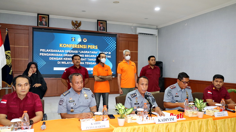 BERIKAN KETERANGAN: Kepala Divisi Keimigrasian Jawa Tengah, Is Edy Ekoputranto saat berikan keterangan tentang pengamanan WNA di di Aula Kantor Imigrasi Kelas I Non TPI Pemalang, Selasa (15/10/2024).
