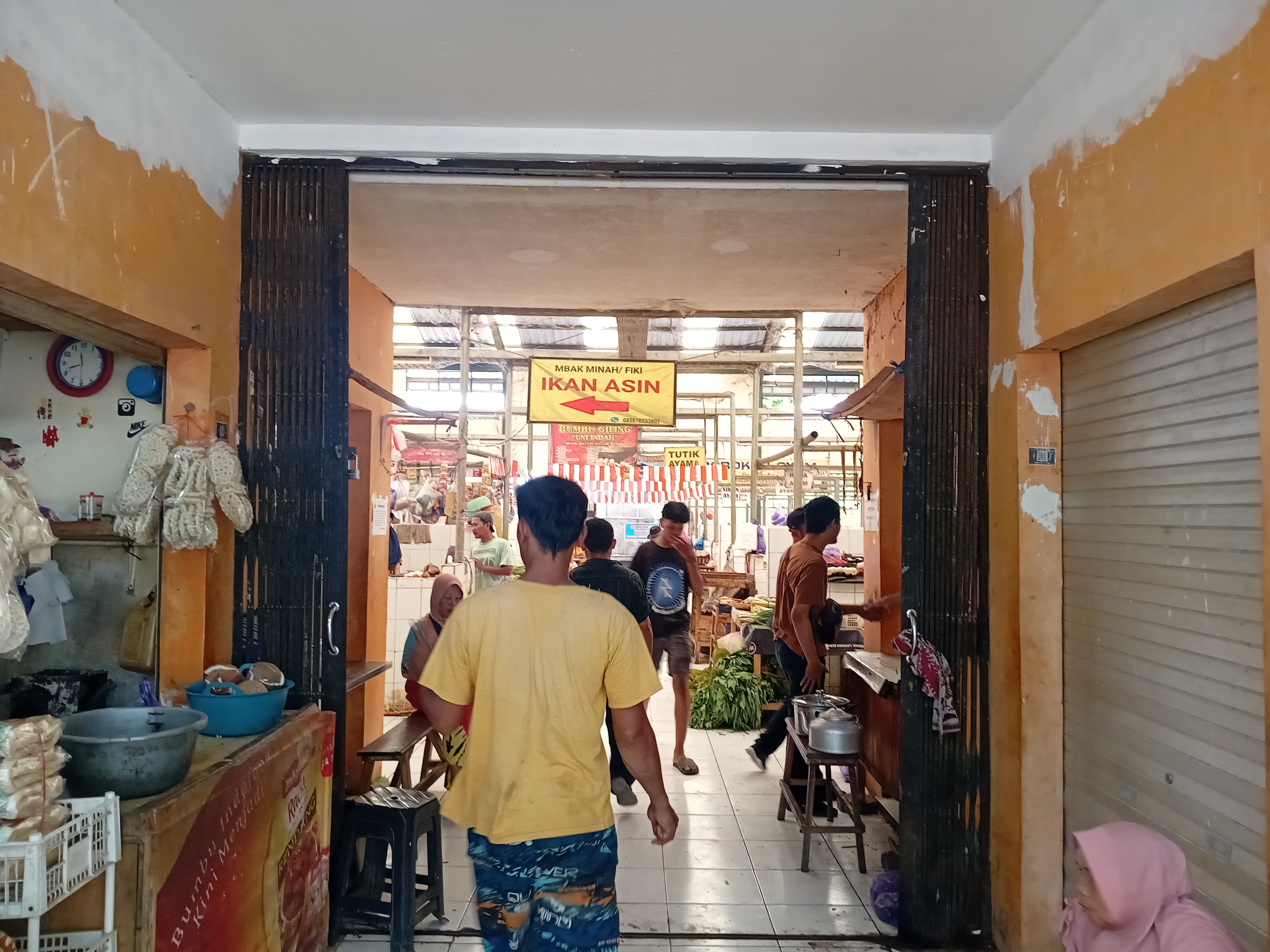 SUDAH DIPERBAIKI: Kondisi atap pintu masuk Blok F Pasar Kedungwuni yang kini sudah diperbaiki, Senin (14/10/2024).
