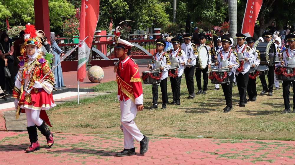 MERIAH &ndash; Penampilan Drum Band dari SMP Mahad Islam saat defile pada pembukaan Popda 2024 di Lapangan Mataram, Rabu (16/10/2024).