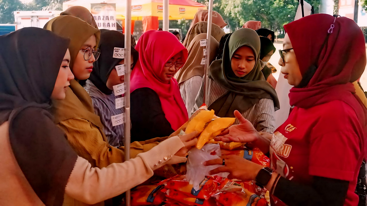 ANTRI BELANJA: Warga Kota Pekalongan saat antri produk pangan murah pada gelaran GP di di Lapangan Mataram Kota Pekalongan, Jumat (18/10/2024).