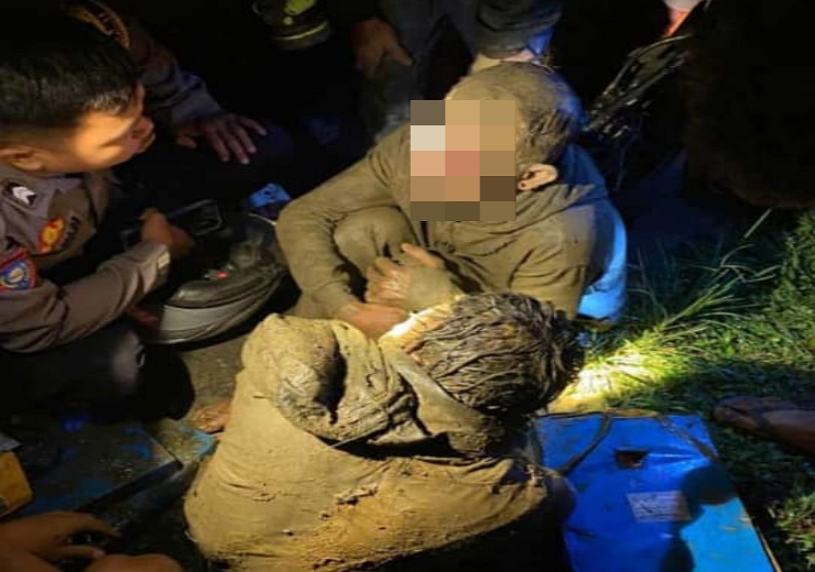 PENUH LUMPUR: Kedua pelaku penuh lumpur karena terjun ke sawah setelah lari dari kejaran warga.