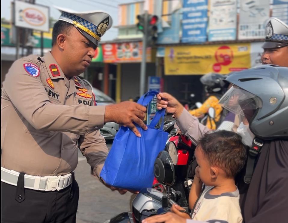 BERI APRESIASI: Satlantas Polres Pekalongan saat memberi bingkisan sebagai bentuk apresiasi kepada pengendara yang tertib, Kamis (17/10/2024).
