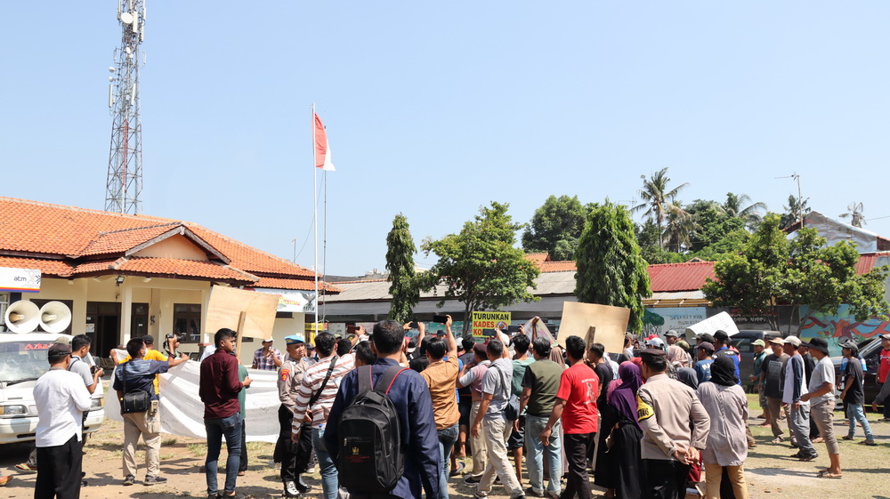 DEMO: Ratusan warga Desa Wuled Kecamatan Tirto Kabupaten Pekalongan saat demo di halaman di Kantor Kecamatan Tirto, Jumat (18/10/2024).