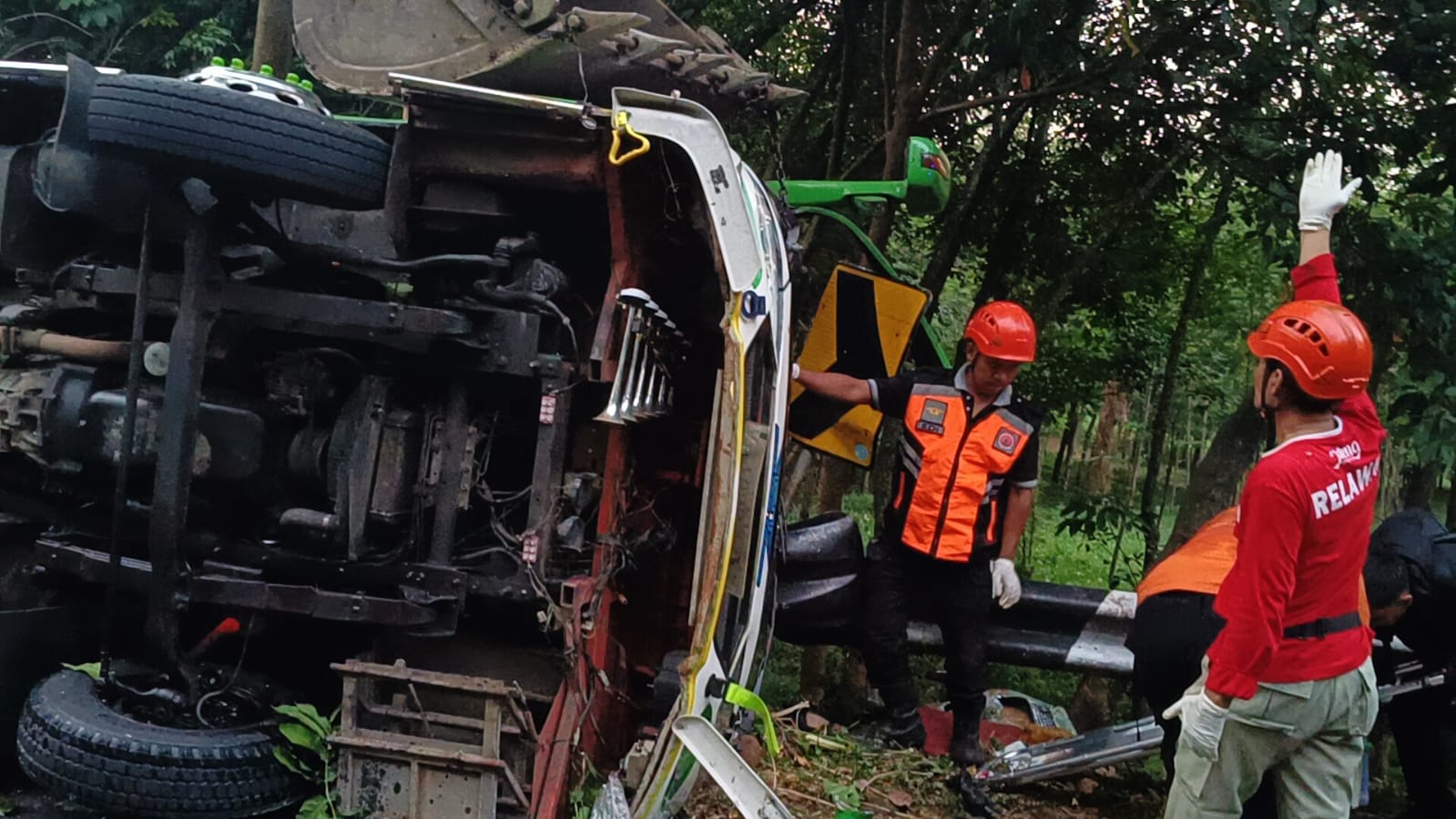 KECELAKAAN: Tim SAR gabungan saat mengevakuasi penumpang selamat dari kecelakaan bus pariwisata jalur Paninggaran-Linggoasri, Kabupaten Pekalongan, Sabtu (19/10/2024).