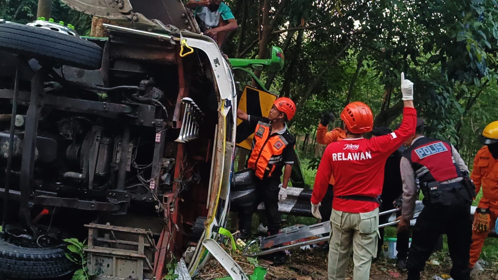 KECELAKAAN: Proses evakuasi korban kecelakaan bus di jalur Paninggaran-Kajen, Kabupaten Pekalongan, Sabtu (19/10/2024).