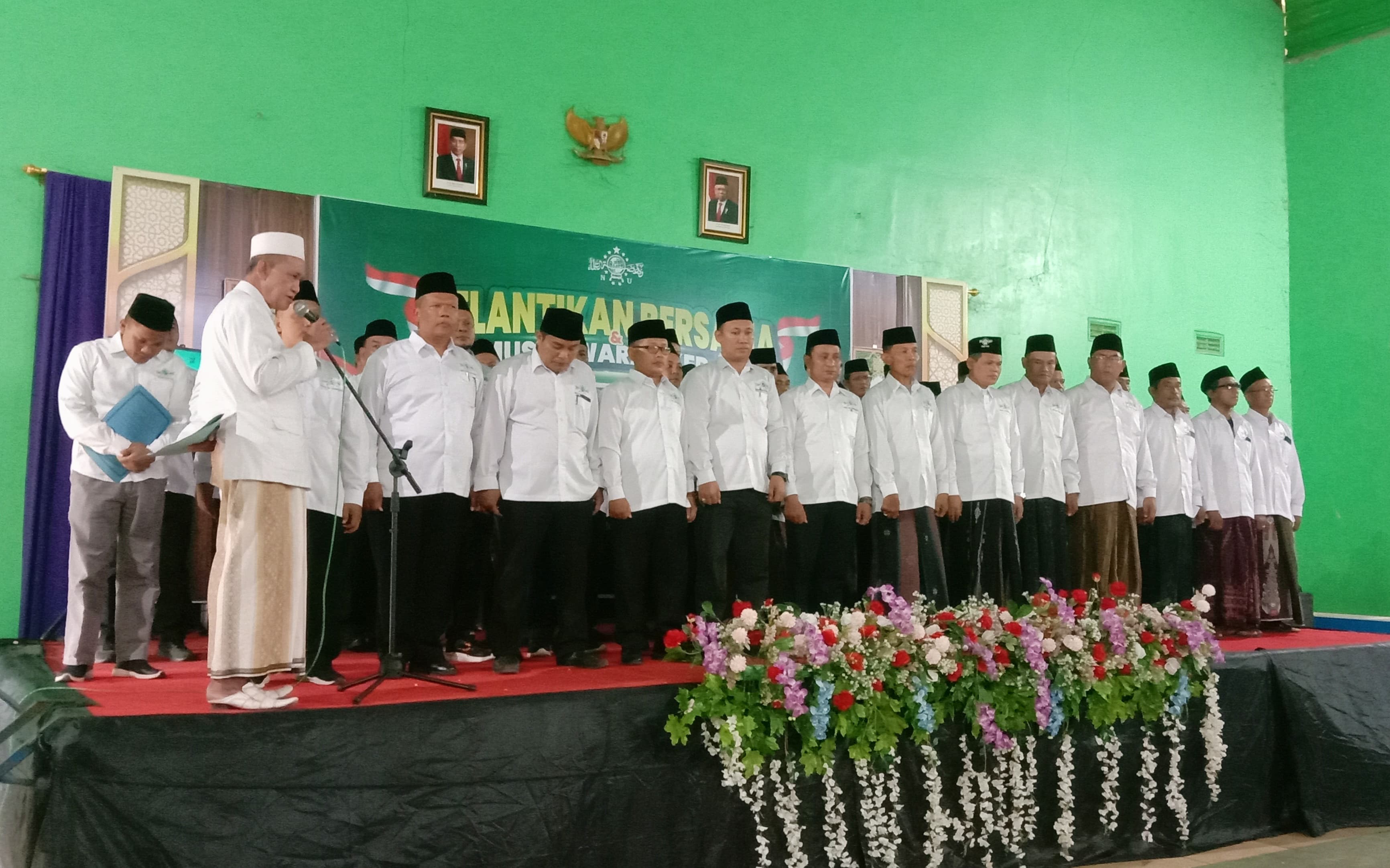 DILANTIK : Pengurus Rois Syuriyah, Ketua Tanfidziyah dan Ketua PAC Muslimat Fatayat NU Kecamatan Gringsing serta anggota masa khidmad 2024-2025 dilantik oleh Wakil Rois Syuriyah PCNU Kabupaten Batang