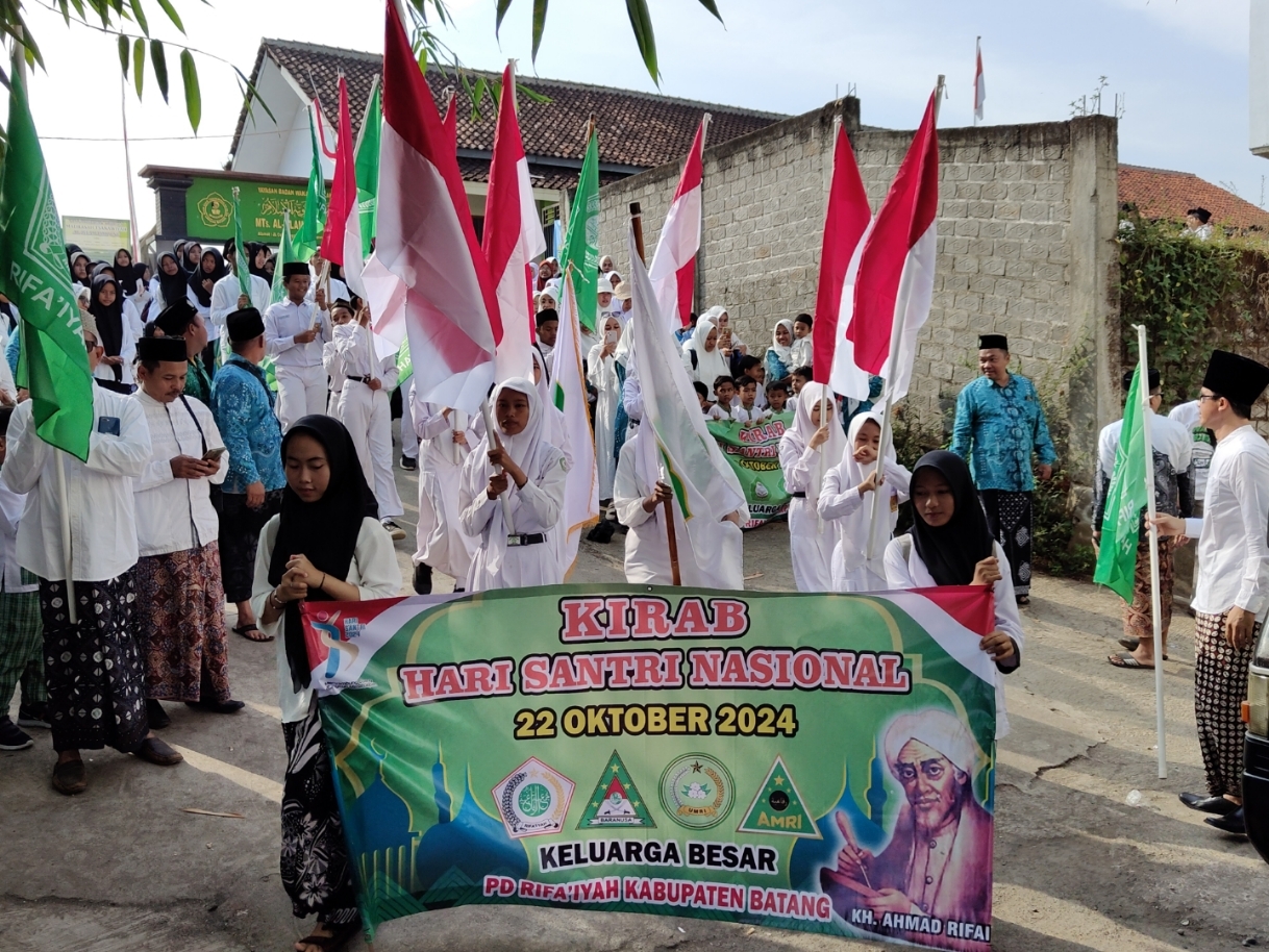 RAMAI: Ribuan warga Rifaiyah saat pawai kirab bendera merah putih menyambut hari santri.