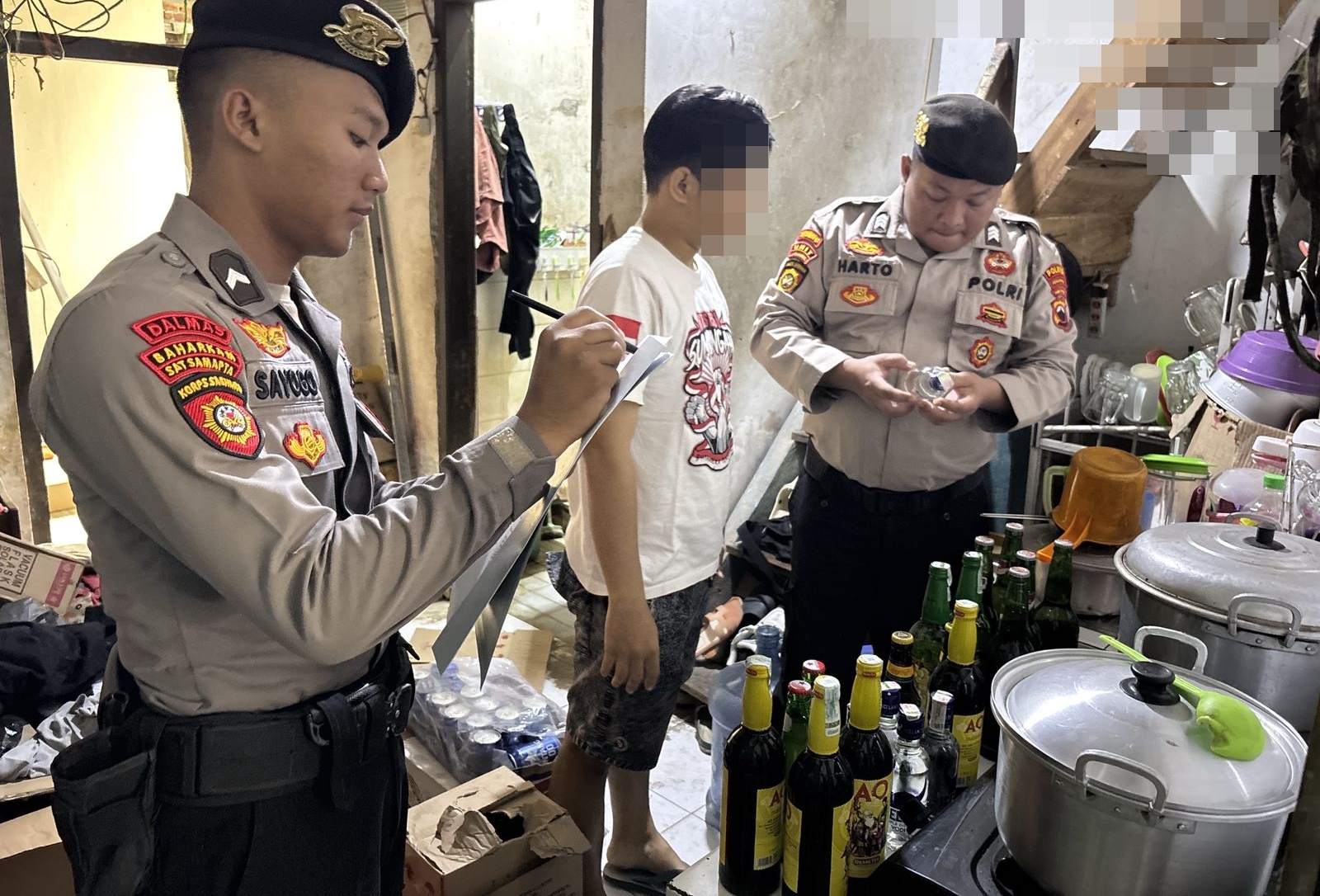 RAZIA MIRAS: Anggota Sat Samapta Polres Pekalongan saat menyita miras yang kedapatan dijual di warung makan dan toko di Kecamatan Kesesi dan Sragi.