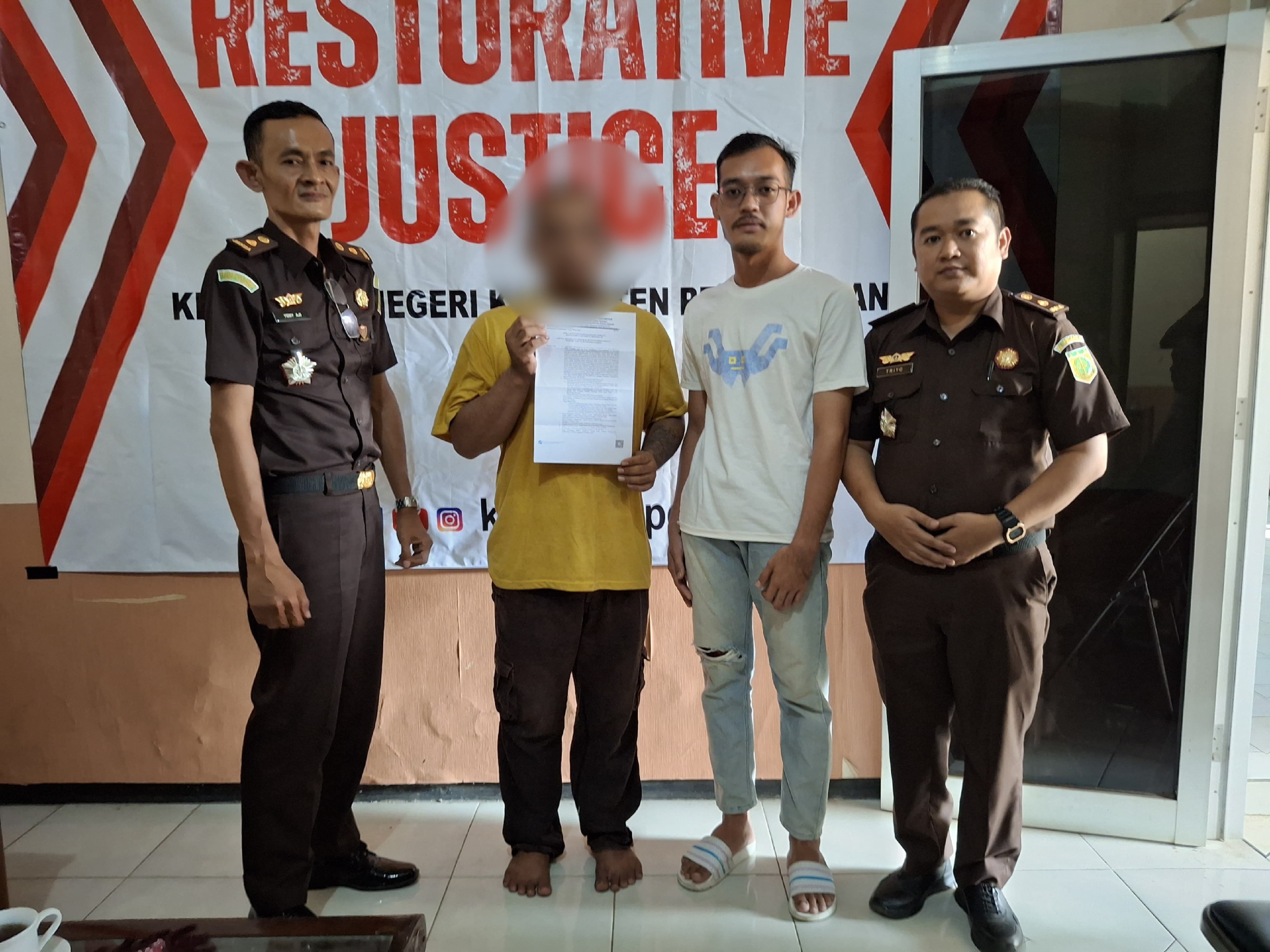 BEBAS: ZA berfoto bersama korban dan pihak Kejari Kabupaten Pekalongan setelah resmi bebas lewat proses restorative justice, Kamis (24/10/2024).