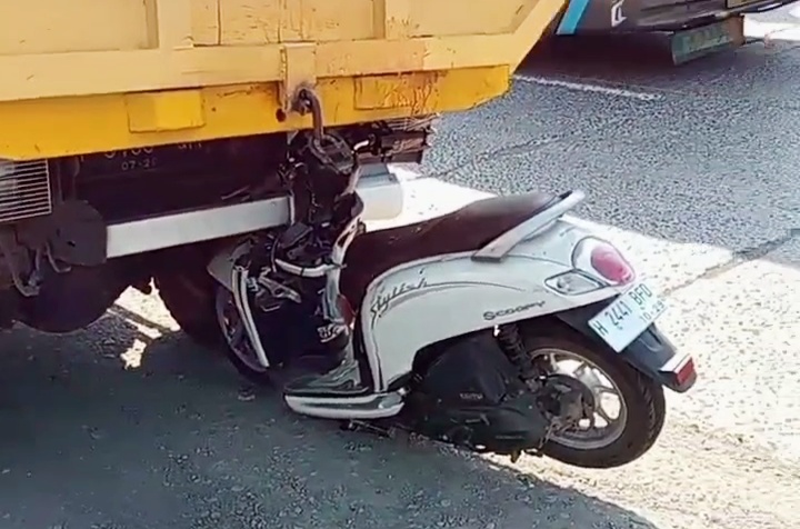 RINGSEK : Kondisi sepeda motor Honda Scoopy H-2104-BFD yang menewaskan ibu dan anak di jalan lingkar Alas Roban atau jalur beton desa Sentul, Minggu pagi.