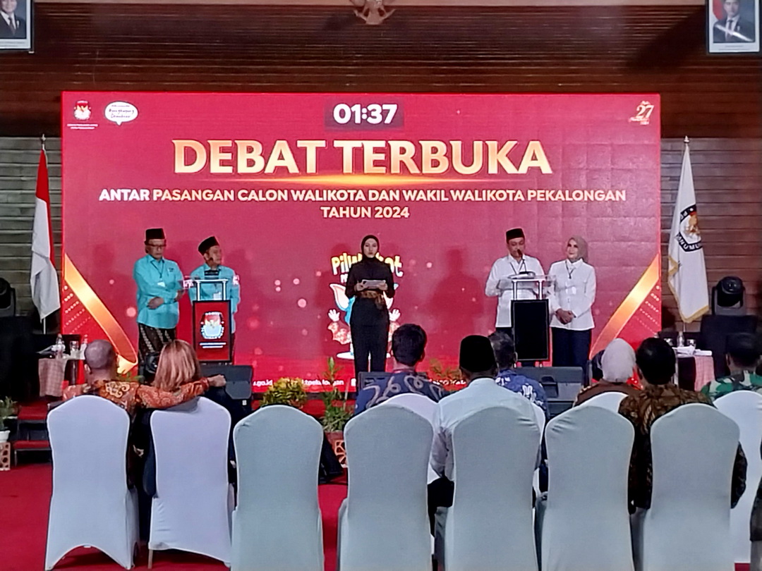 DEBAT PASLON &ndash; Kedua paslon Walikota dan Wakil Walikota Pekalongan Tahun 2024, saat adu gagasan dalam debat yang digelar KPU, pada Sabtu malam (26/10/2024).