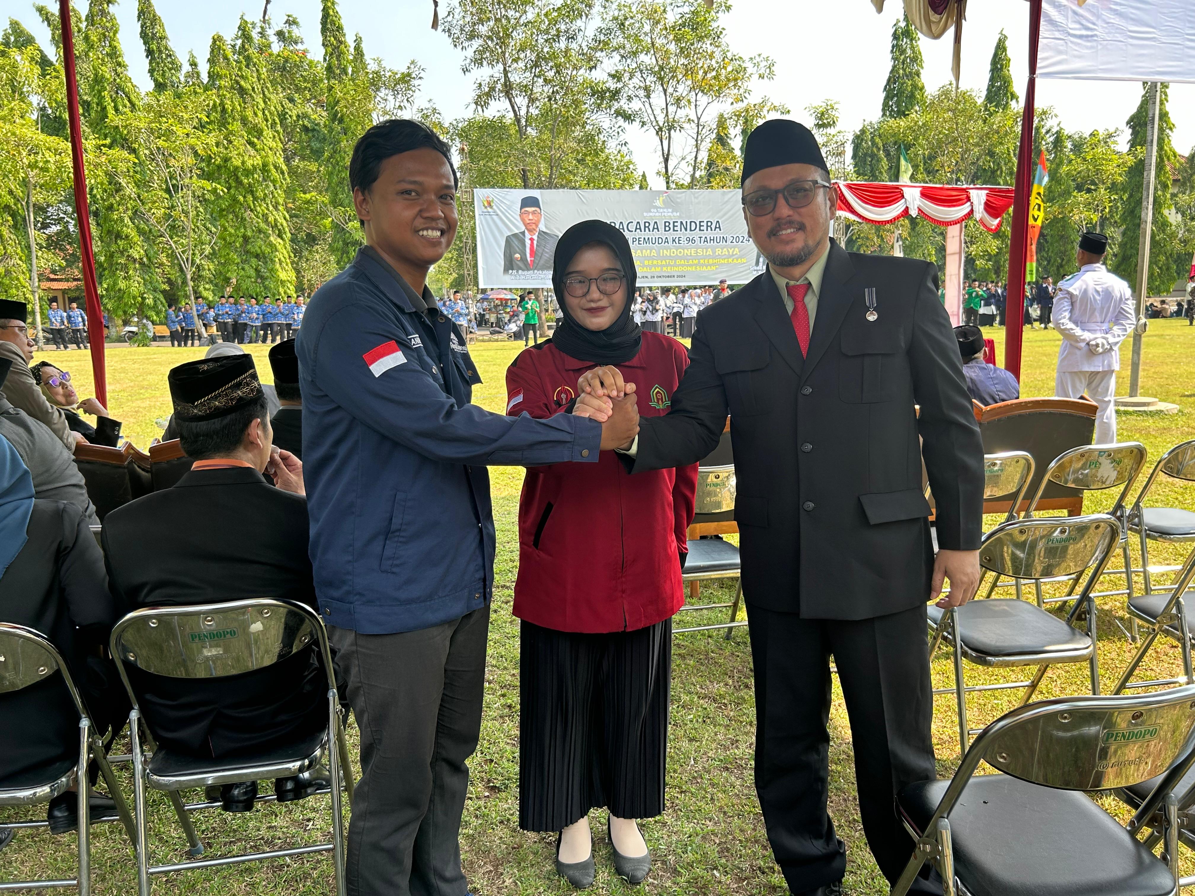 IKRAR: Kepala Bakesbangpol Kabupaten Pekalongan Haryanto Nugroho bersama perwakilan pemuda dan mahasiswa pembaca Ikrar Damai Pilkada, Senin (28/10/2024).