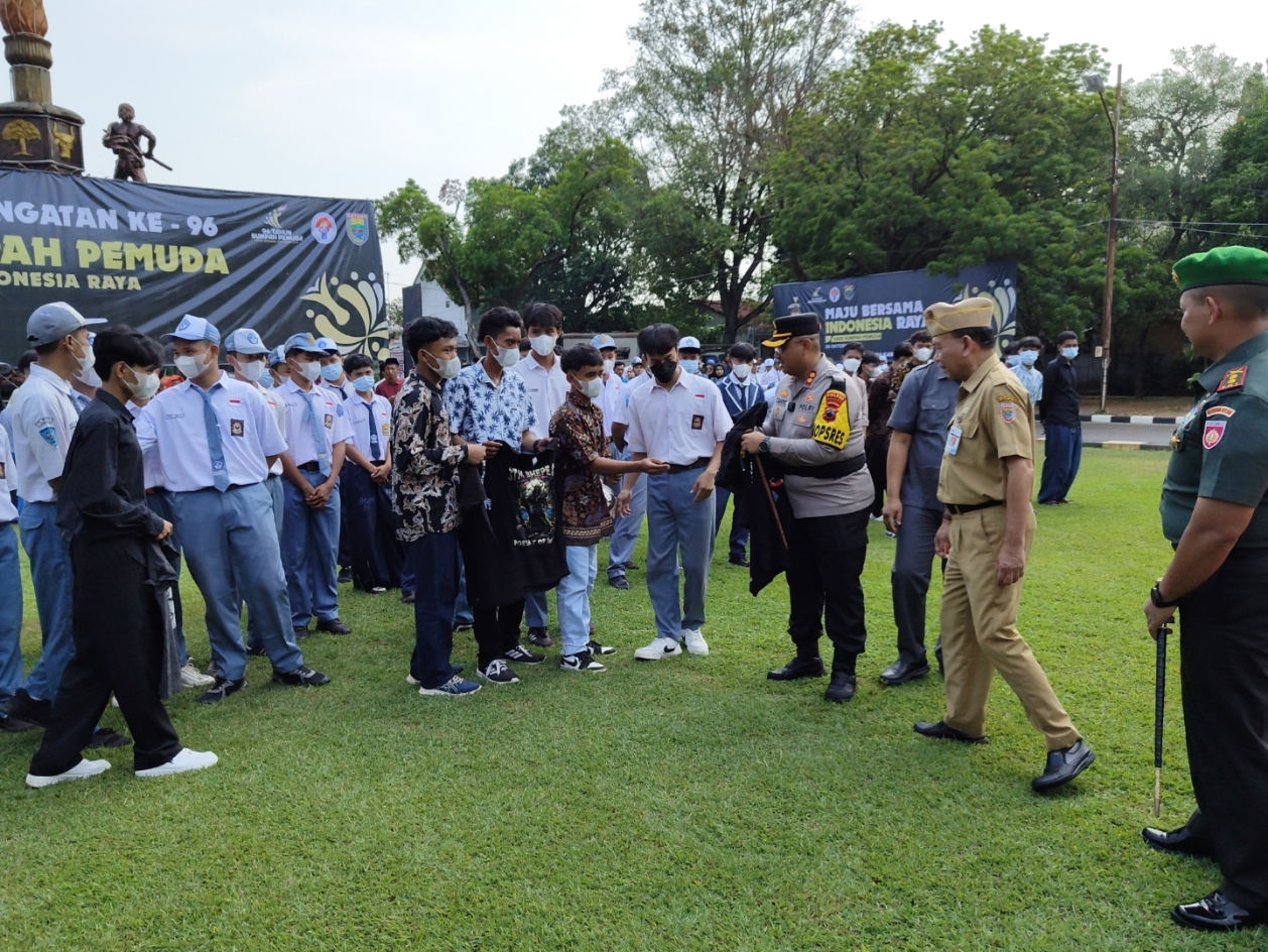 BUBARKAN DIRI: Para anggota geng tawuran di Kabupaten Batang saat membubarkan geng yang mereka buat.