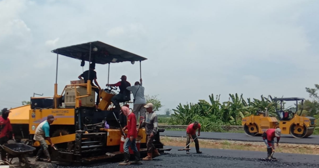 ARENA BALAP: Pengerjaan arena balap motor Kabupaten Pekalongan di kawasan UMKM Center, Kecamatan Kedungwuni.
