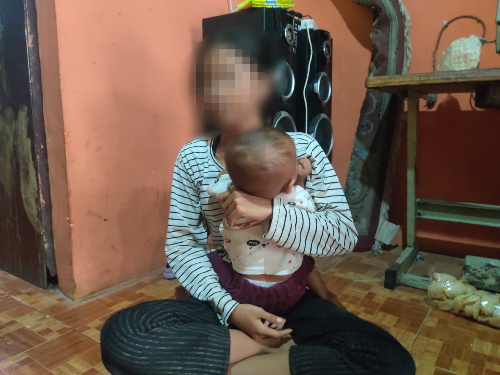 MENGADU- Korban dugaan perkosaan bersama bayinya yang sekarang berusia 13 bulan, saat mengadu ke awak media, saat ditemui di rumahnya Tirto Pekalongan, Minggu (27/10)
