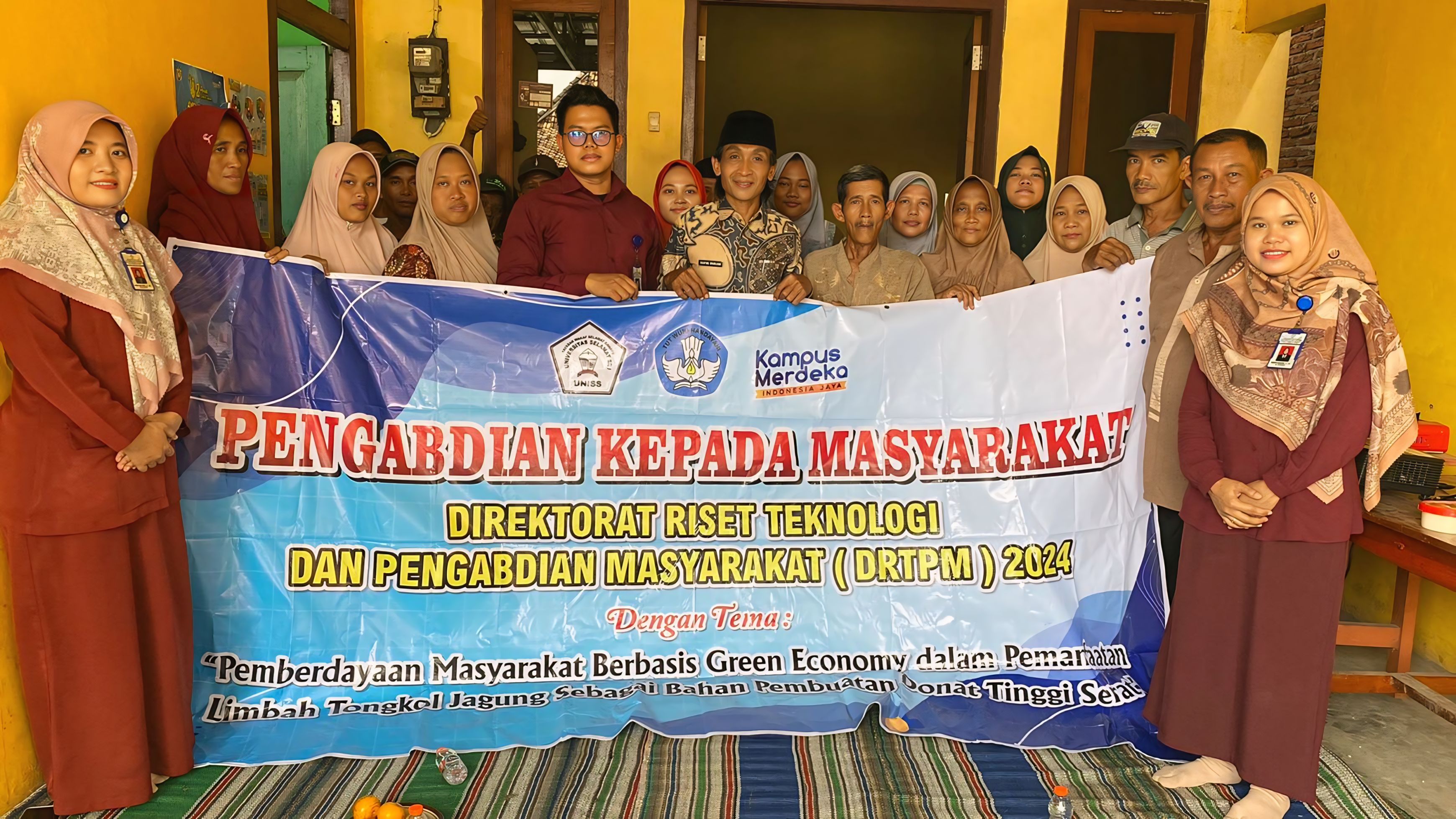 SEMANGAT: Kades dan warga desa Jenarsari, Gemuh, Kendal berfoto bersama usai menggelar pelatihan.