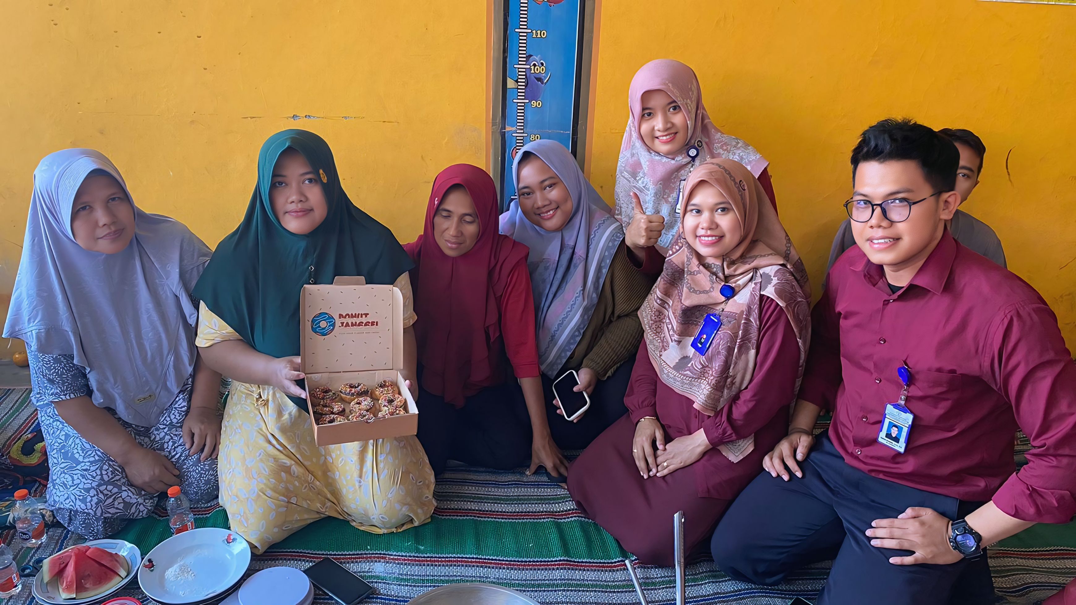 TUNJUKAN PRODUK: Tim pengabdian UNISS Kendal dan Batang bersama warga tunjukkan produk donat dari bonggol.