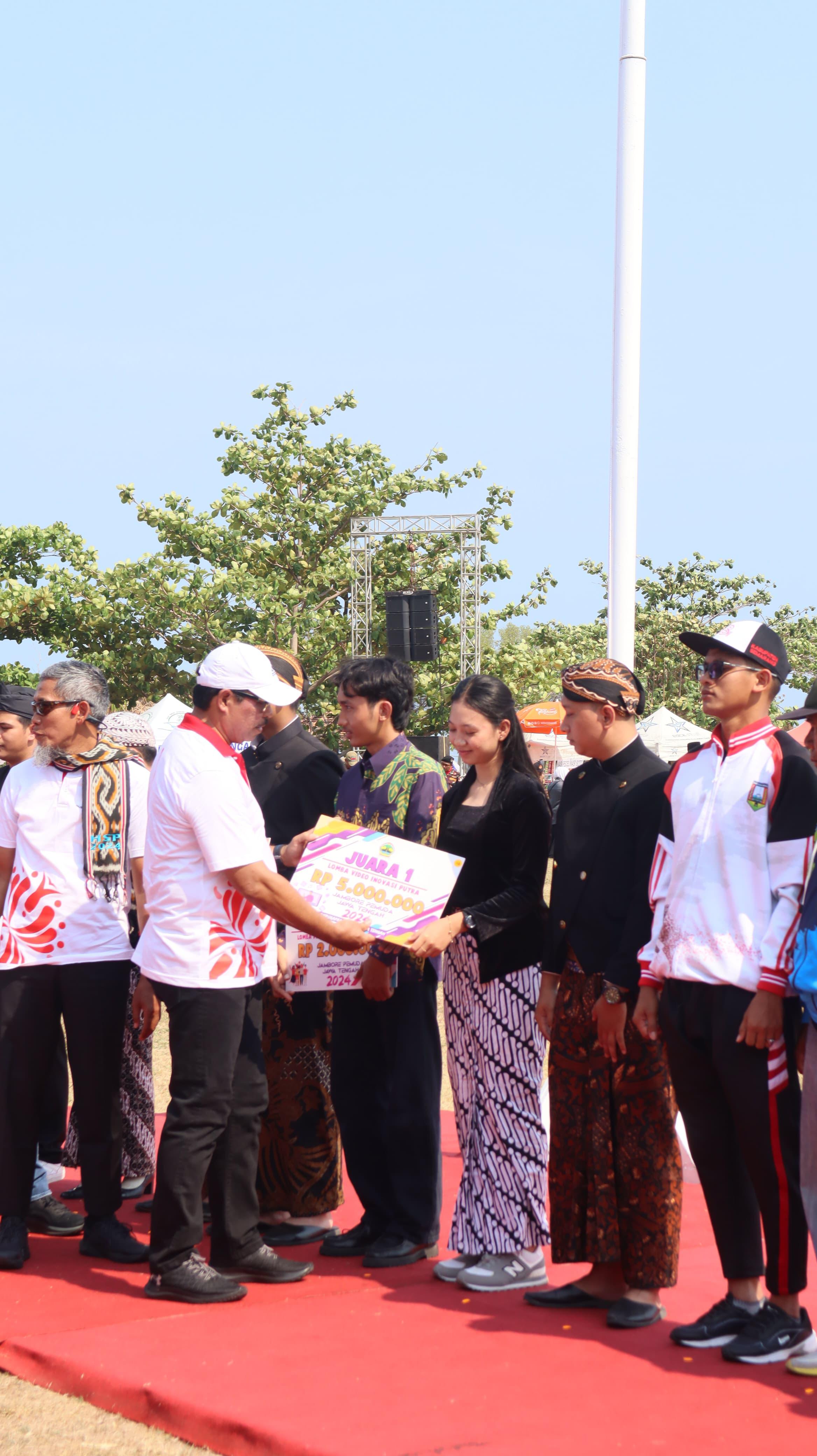 BANGGA: Najwa Diah Widayati, pemuda Kabupaten Pekalongan saat menerima penghargaan dari Pj Gubernur Jateng Nana Sudjana, di Jepara, Senin (28/10/2024).