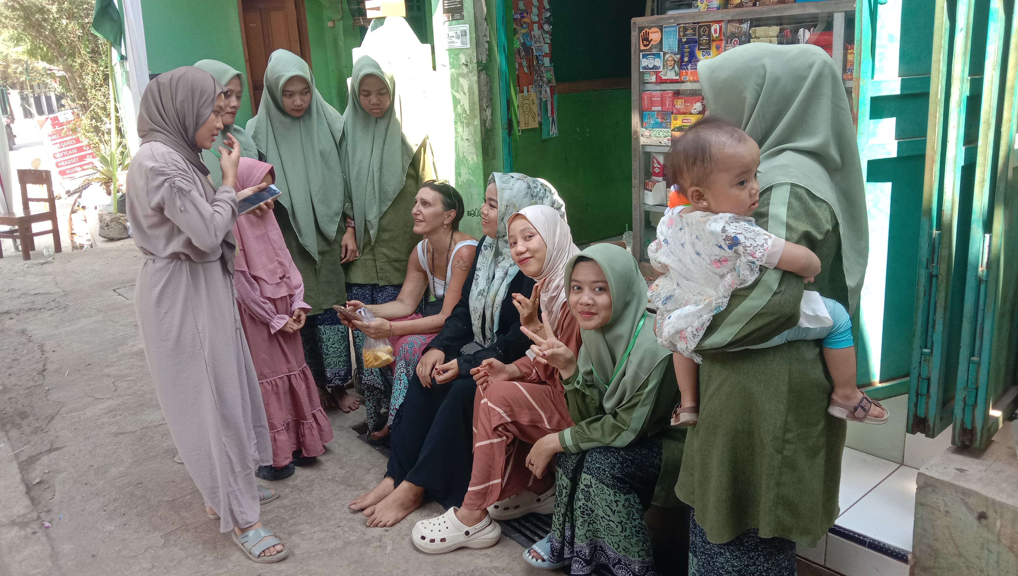 BERBINCANG SANTAI: Bule asal Italia yang tiba-tiba mampir di Ponpes, ngobrol santai dengan warga,  i Pondok Pesantren Husnul Huda Darussalam, Plelen, Kecamatan Gringsing, Minggu (27/10)